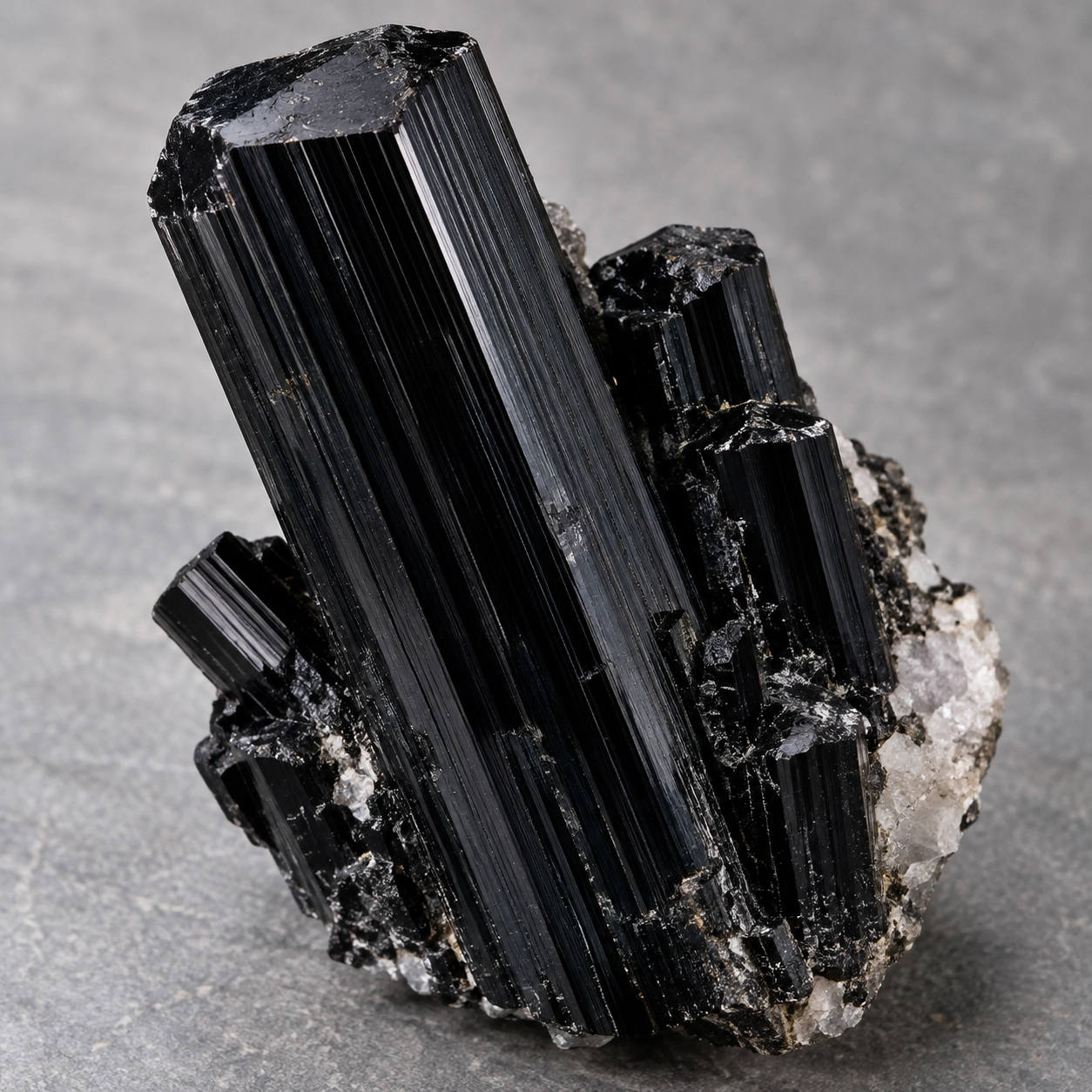 黑碧璽 ( Black Tourmaline ) ,寶石學正式名稱是 Schorl,是碧璽家族中含鐵量最高的成員。